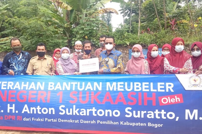 Anggota DPR RI H. Anton Sukartono Suratto meresmikan Pembangunan tungku pembakaran sampah di Desa Leuwimekar, Kecamatan Leuwiliang. /Dok. Apakabarbogor.com/Andri.