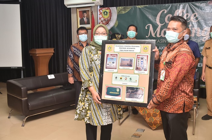 Bupati Bogor, Ade Yasin Memberikan bantuan APD dan perlengakapan prokes: masker, sarung tangan, wastafel, thermogun untuk pedagang di pasar tradisional. /Instagram.com/@kabupaten.bogor.