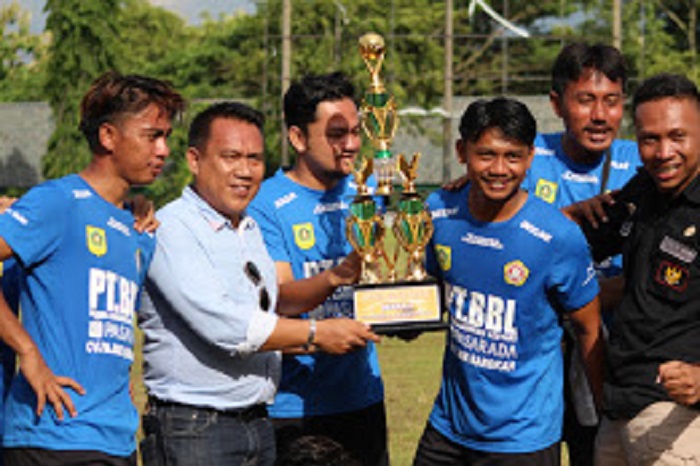 Penyrahan Piala Yon Pomad Jonggol Kecamatan Jonggol Kabupaten Bogor diikuti oleh para pemuda Desa Jonggol. /Dok. Apakabarbogor.com/jef.
