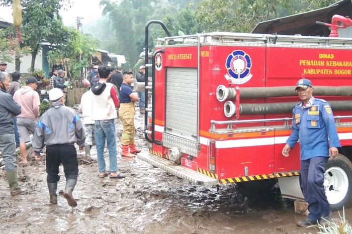 Tim Damkar sektor Ciawi berada dilokasi terjadinya banjir Puncak./Dok.Apakabarbogor.com/Nendri.