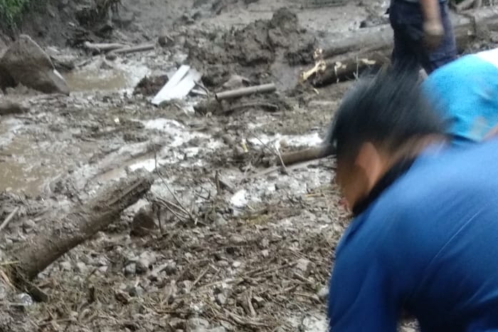 Banjir yang membawa kayu dan bambu di. Anak sungai Ciliwung, sungai Cisampai desa Tugu Selatan Kecamatan Cisarua Kabupaten Bogor./Dok.Apakabarbogor.com/Ndri.