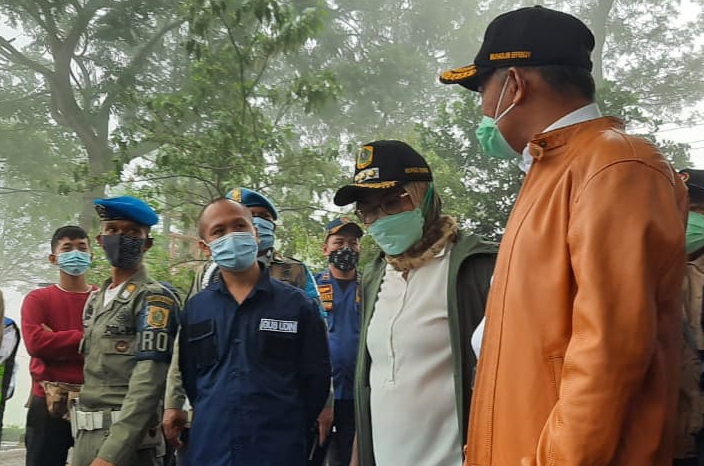 Menteri PMK Muhadjir Effendi didampingi Bupati Bogor Ade Yasin, meninjau lokasi Banjir bandang, Puncak./Dok.Apakabarbogor.com/Iwan.