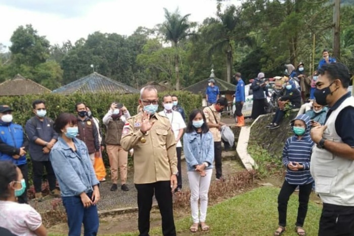 Kepala Dinas Sosial Kabupaten Bogor , Dr.Mustakim, S.Pd.MM menjelaskan Tim Trauma Healing sudah diturunkan sejak hari pertama paska banjir bandang. /Dok. Dinsos Kab. Bogor
