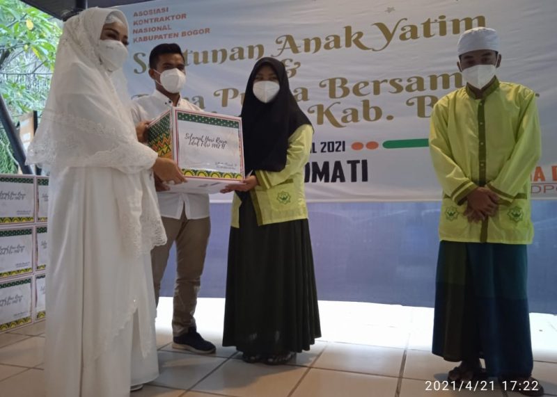 Ketua DPC Askonas Kabupaten Bogor, Shinta DEC Checawaty memberikan bantuan kepada anak yatim./Dok.Apakabarbogor.com/ash.