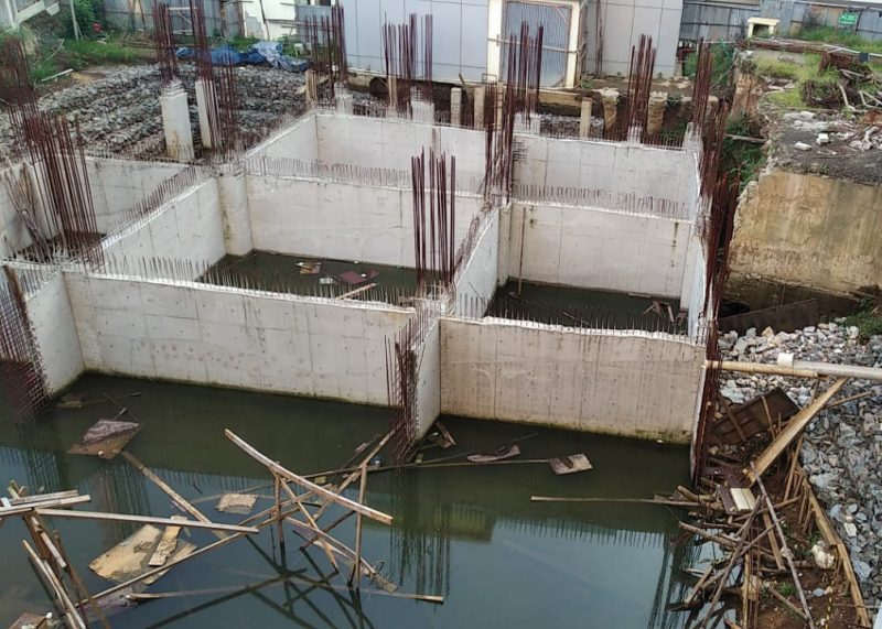 Pembangunan gedung Mdgs di RSUD Ciawi, masih belum selesai, terlihat air menggenangi bagian lokasi yang akan dibangun./Dok.Apakabarbogor.com/wan.