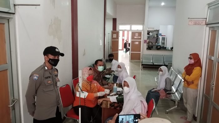 Ratusan pelajar SMAN 1 Nanggung divaksinasi sebelum pembelajaran tatap muka./Dok.Apakabarbogor.com./Dok.Andriawan