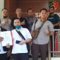 Rohmat Selamat SH MKn dkk bersama kliennya Muhammad Manggus di Polres Bogor. (Dok.  Rohmat Selamat SH MKn)