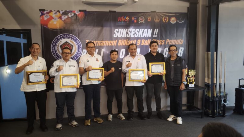 Pj Wali Kota Bogor Hery Antasari bersama Ketua PWI Kota Bogor Herman Indrabudi dan unsur Forkopimda berfoto usai penyerahan piagam penghargaan dalam Turnamen Biliar 9 Ball Kelas Pemula PWI Kota Bogor di One Way Billiard, Rabu (19/2/2025)./Dok.Apakabarbogor.comp