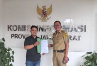 Ketua KANNI Kabupaten Bogor dan Kades Tugu Utara berpose usai mediasi sengketa informasi di Komisi Informasi Jawa Barat. Pemdes Tugu Utara berkomitmen menyerahkan dokumen yang dimohonkan sebagai bentuk transparansi dan keterbukaan informasi publik./Dok.Apakabarbogor.com