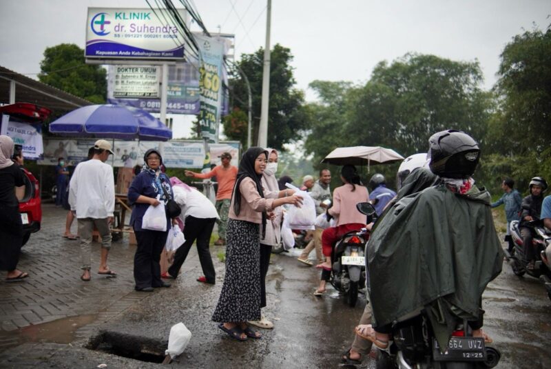 Tim Klinik dr. Suhendra membagikan ratusan paket takjil kepada pengendara dan warga sekitar di tengah suasana Ramadhan yang penuh berkah, Sabtu (15/3/2025). Kegiatan ini menjadi wujud kepedulian sosial klinik terhadap masyarakat./Dok.Klinik dr. Suhendra 