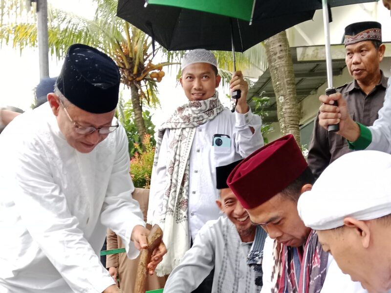 Ustad Abdul Somad bersama Dr. Hayu Prabowo dan tokoh Majelis Azzikra melakukan penanaman pohon secara simbolis dalam peluncuran program Sedekah Pohon di Masjid Azzikra, Sentul, Sabtu (15/3). Program ini mengajak umat untuk berkontribusi dalam pelestarian lingkungan melalui tempat ibadah.