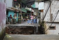 Sejumlah warga beraktivitas di dekat lokasi jembatan yang amblas terdampak banjir bandang di Desa Tugu Selatan, Kecamatan Cisarua, Kabupaten Bogor, Jawa Barat, Senin (3/3/2025). (Dok. BNPB)