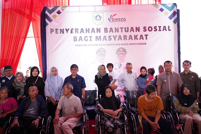 Pemkab Bogor melalui Dinsos Kabupaten Bogor menyalurkan bantuan alat bantu kursi roda sebanyak 546 unit bagi lanjut usia terlantar dan disabilitas. (Dok. Dinsos Kabupaten Bogor)