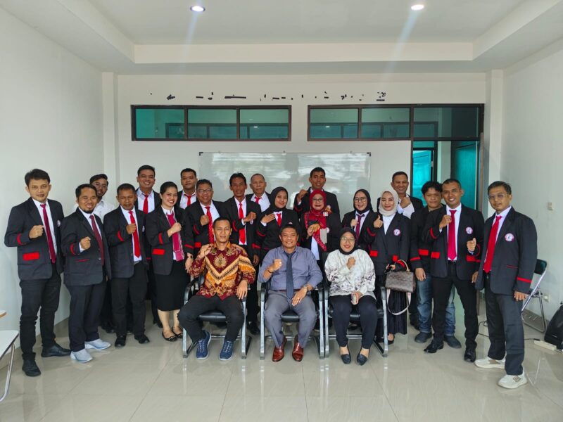 Sejumlah mahasiswa hukum STIHP Pelopor Bangsa Depok berfoto bersama dosen penguji usai mengikuti sidang proposal skripsi, Kamis (17/4/2025), di ruang perkuliahan utama kampus. Sidang ini menjadi tahap penting dalam proses akademik menuju gelar sarjana.
