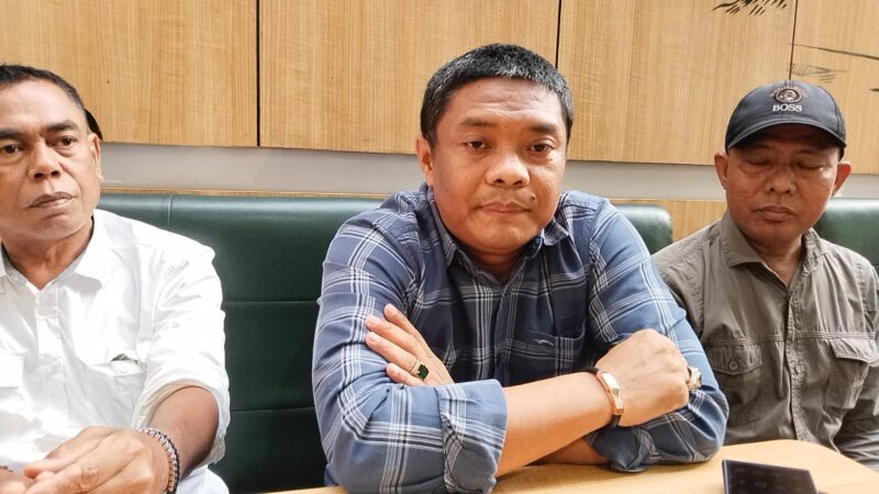 Ketua Bidang Hukum DPC GRIB Jaya Depok, Andi Tatang Supriyadi (tengah), saat memberikan keterangan pers terkait pemecatan anggota yang terlibat pembakaran mobil polisi, Senin (21/4/2025).
