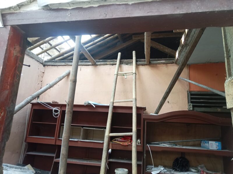 Kondisi rumah warga di Desa Cisalada yang tengah diperbaiki usai terdampak bencana. Warga mengaku bantuan dari BPBD Kabupaten Bogor dipotong hingga Rp2,5 juta per penerima.