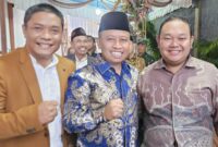 Pengacara muda Andi Tatang Supriyadi (kiri) berpose bersama Wali Kota Depok, Sopian Sauri (tengah), dalam sebuah acara silaturahmi di Depok.