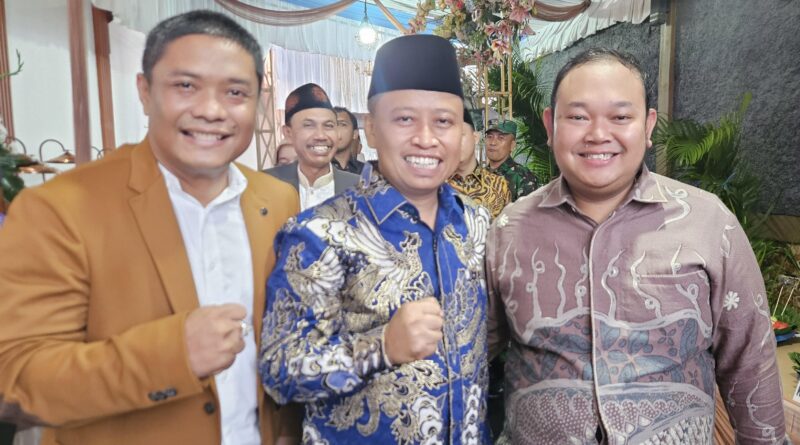 Pengacara muda Andi Tatang Supriyadi (kiri) berpose bersama Wali Kota Depok, Sopian Sauri (tengah), dalam sebuah acara silaturahmi di Depok.