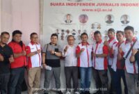 Pengurus Suara Independen Jurnalis Indonesia (SIJI) bersama DPC KANNI Kabupaten Bogor berpose usai pertemuan strategis membahas percepatan digitalisasi desa, di Kantor SIJI, Cibungbulang, Bogor, Senin (5/5/2025).
