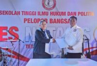 Ketua DPC PERADI Kota Depok DR (c) Muhammad Razali Siregar, S.H.,M.H. bersama Ketua Yayasan Cipta Cerdas Bangsa Amar Ma’ruf menandatangani Nota Kesepahaman penyelenggaraan PKPA di Kampus STIHP Pelopor Bangsa, Jumat (2/5/2025).