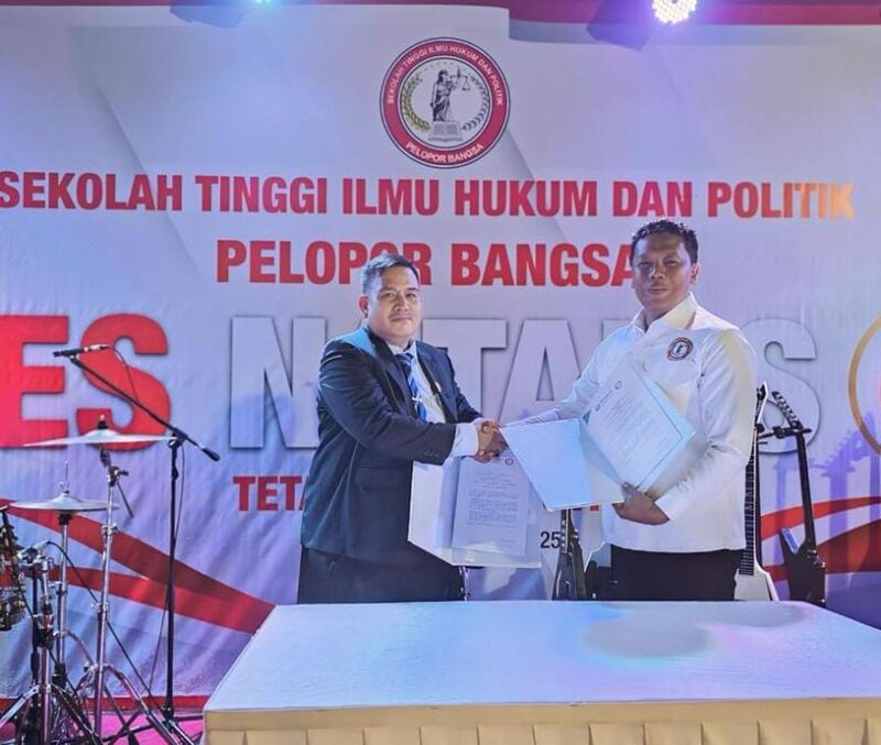 Ketua DPC PERADI Kota Depok DR (c) Muhammad Razali Siregar, S.H.,M.H. bersama Ketua Yayasan Cipta Cerdas Bangsa Amar Ma’ruf menandatangani Nota Kesepahaman penyelenggaraan PKPA di Kampus STIHP Pelopor Bangsa, Jumat (2/5/2025).
