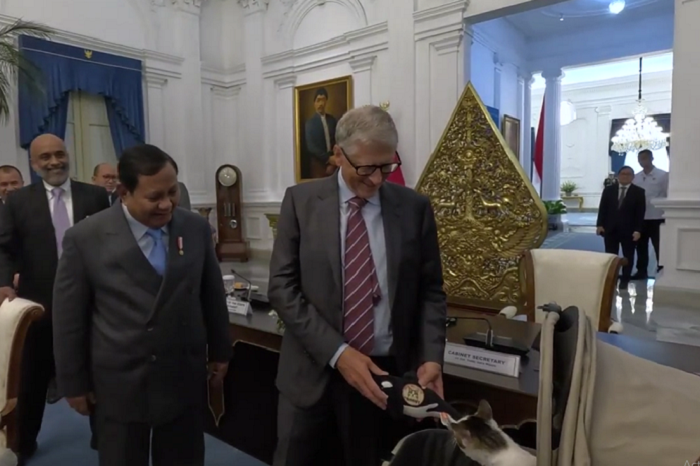 Momen Bill Gates Beri Hadiah untuk Bobby Kertanegara. (Dok. Tim Media Prabowo)

