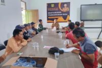 Warga Kampung Neglasari saat berdialog dengan Kepala Desa Tugu Jaya terkait kekhawatiran atas rencana pengukuran lahan oleh BPN atas permintaan PT BSS, Senin (30/6/2025).