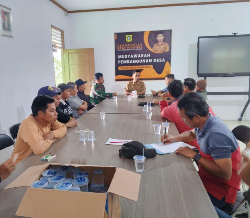 Warga Kampung Neglasari saat berdialog dengan Kepala Desa Tugu Jaya terkait kekhawatiran atas rencana pengukuran lahan oleh BPN atas permintaan PT BSS, Senin (30/6/2025).