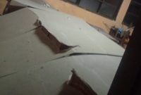 Plafon SDN Kutamaneuh 2 jebol pascagempa Bekasi, untungnya tidak ada aktivitas belajar saat kejadian. (Dok. BNPB)

