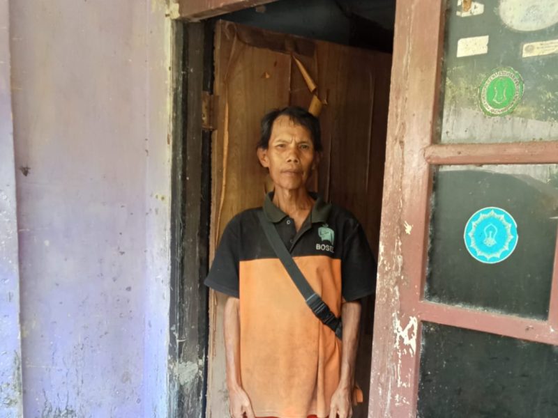 Maman (59), warga Rangga Mekar, Bogor Selatan, bertahun-tahun mengais rezeki sebagai pengangkut sampah tanpa pernah merasakan bantuan pemerintah.