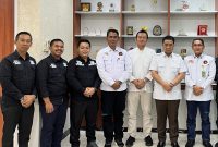 Ketua Umum KANNI Ruswan Efendi bersama jajaran pengurus saat bertemu Wakil Menteri Desa Ahmad Reza Patria membahas program advokasi hukum bagi pemerintah desa, Kamis (23/10/2025).