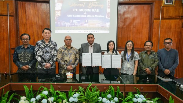 Penandatanganan Memorandum of Agreement (MoA) antara Musim Mas dan Universitas Islam Negeri Sumatera Utara (UINSU) Medan, untuk merenovasi ruang belajar menjadi Smart Class yang lebih modern dan nyaman, yang akan mendukung kegiatan akademik mahasiswa Pascasarjana UINSU. Penandatangan Kerjasama ini dilakukan pada (19/12), yang dihadiri oleh Prof. Dr. Muzakkir, M.Ag, Wakil Rektor IV Bidang Kerja Sama dan Pengembangan Lembaga. (keempat dari kiri), Gunawan Siregar selaku Direktur Utama Musim Mas (ke
