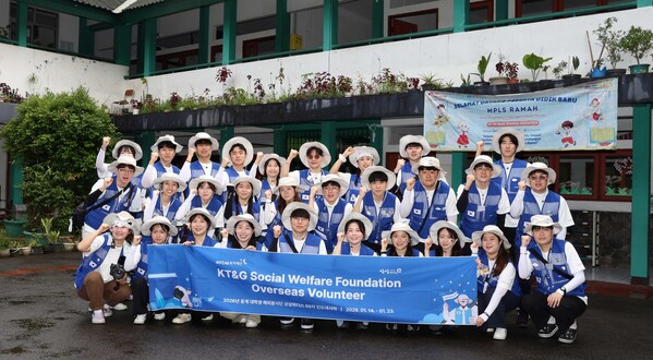 Group photo of the KT&G Social Welfare Foundation’s “Sangsang Withus” overseas college student volunteers in Bogor, Indonesia.